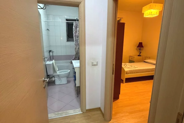 Shtepi me qera Apartament ne Tirane, 3+1, Mobilimi E mobiluar, Pagesa 1,000  Euro.