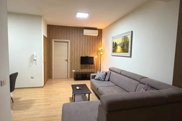 JEPET ME QIRA – KATI I 2-TË I VILËS 3-KATËSHE  📍 Rr. Sami Frashëri, pranë Arturbina