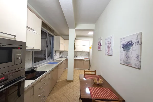 Shtepi me qera Apartament ne Tirane, 3+1, Mobilimi E mobiluar, Pagesa 1,000  Euro.