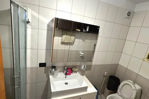 Shtepi me qera Apartament ne Tirane, 1+1, Mobilimi E mobiluar, Pagesa 48,000  Leke.