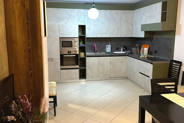 Shtepi me qera Apartament ne Tirane, 1+1, Mobilimi E mobiluar, Pagesa 48,000  Leke.