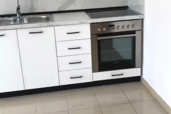 Jepet me qera apartament 1+1 te Xhamlliku prane Karburant Kastratit