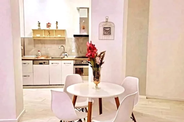 Shtepi ne shitje Apartament ne Tirane, 2+1, Mobilimi E mobiluar, Pagesa 15,900,000  Leke.