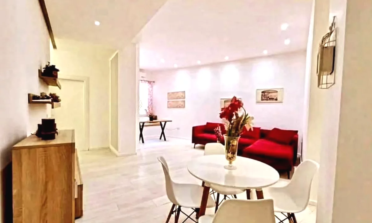 Shtepi ne shitje Apartament ne Tirane, 2+1, Mobilimi E mobiluar, Pagesa 15,900,000  Leke.