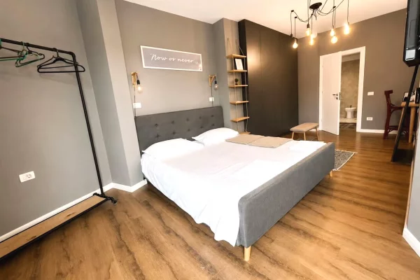 Shtepi me qera Duplex(shtepi me 2 kate) ne Tirane, 2+1, Mobilimi E mobiluar, Pagesa 1,000  Euro.