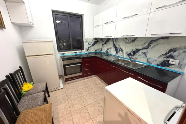 Shtepi me qera Apartament ne Tirane, 2+1, Mobilimi E mobiluar, Pagesa 50,000  Leke.
