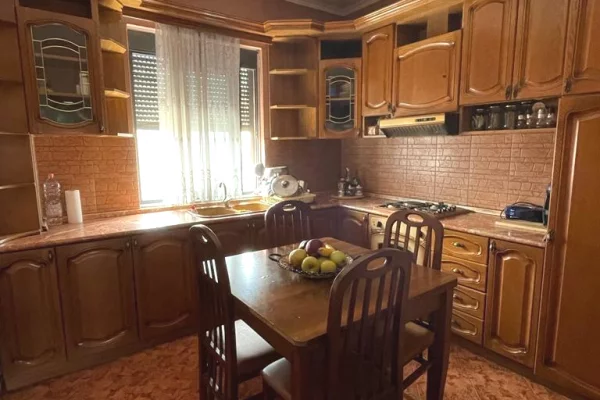Shtepi me qera Apartament ne Tirane, 2+1, Mobilimi E mobiluar, Pagesa 55,000  Leke.