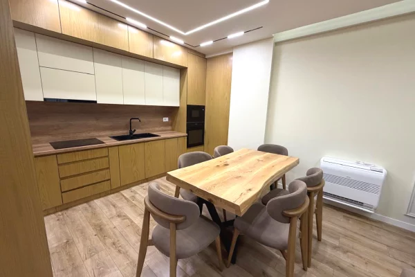 Jepet me qera apartament 2+1+2 tualete  2 ballkone te Liqeni i Thate  