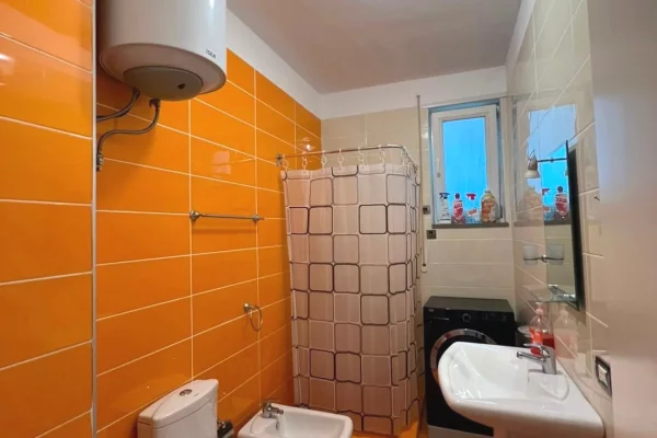 Shtepi me qera Apartament ne Tirane, 1+1, Mobilimi E mobiluar, Pagesa 50,000  Leke.