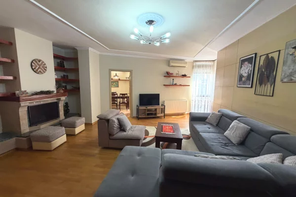 Jepet me qera apartament 2+1+2+2 tualete te Rruga e Barrikadave.