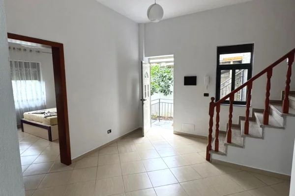 Shtepi me qera Apartament ne Tirane, 2+1, Mobilimi E mobiluar, Pagesa 50,000  Leke.