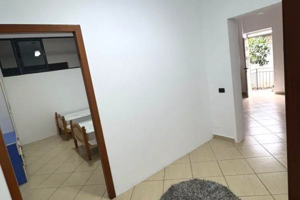 Shtepi me qera Apartament ne Tirane, 2+1, Mobilimi E mobiluar, Pagesa 50,000  Leke.