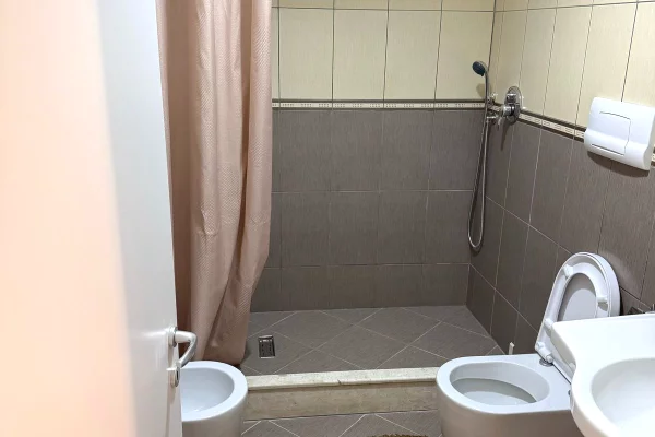 Shtepi me qera Apartament ne Tirane, 2+1, Mobilimi E mobiluar, Pagesa 45,000  Leke.