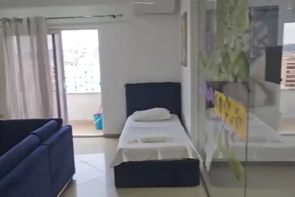 Shtepi me qera Penthose(kati i fundit panoramik) ne Tirane, 1+1, Mobilimi E mobiluar, Pagesa 700  Euro.