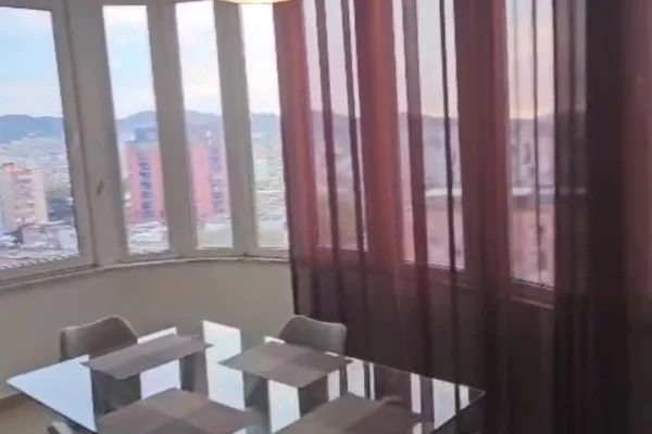 Shtepi me qera Penthose(kati i fundit panoramik) ne Tirane, 1+1, Mobilimi E mobiluar, Pagesa 700  Euro.