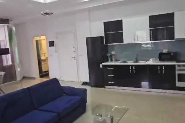 Shtepi me qera Penthose(kati i fundit panoramik) ne Tirane, 1+1, Mobilimi E mobiluar, Pagesa 700  Euro.