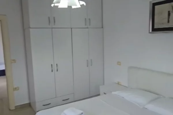 Shtepi me qera Penthose(kati i fundit panoramik) ne Tirane, 1+1, Mobilimi E mobiluar, Pagesa 700  Euro.