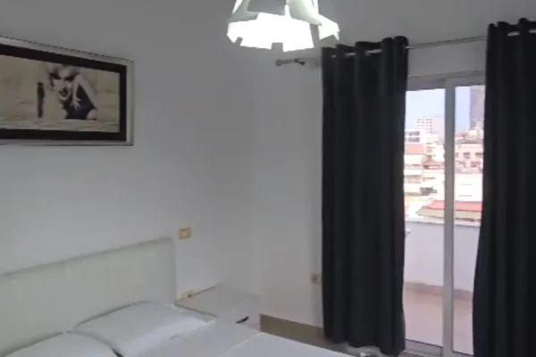 Shtepi me qera Penthose(kati i fundit panoramik) ne Tirane, 1+1, Mobilimi E mobiluar, Pagesa 700  Euro.