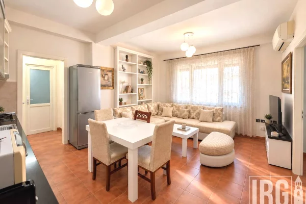 Shtepi ne shitje Apartament ne Tirane, 2+1, Mobilimi E mobiluar, Pagesa 179,000  Euro.