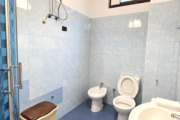 Shtepi ne shitje Apartament ne Tirane, 2+1, Mobilimi E mobiluar, Pagesa 179,000  Euro.