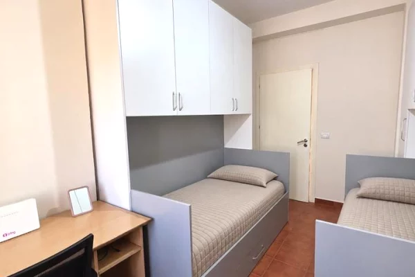 Shtepi ne shitje Apartament ne Tirane, 2+1, Mobilimi E mobiluar, Pagesa 179,000  Euro.