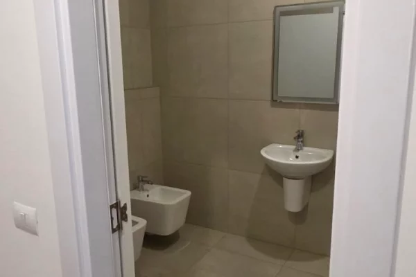 Jepet Zyre+Post Parkimi me qira tek Rruga e Barrikadave
