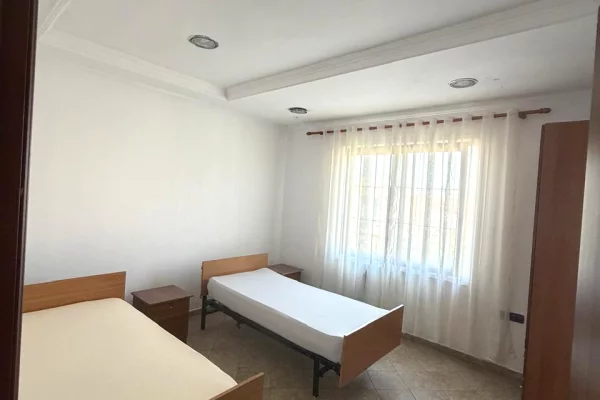 Shtepi me qera Apartament ne Tirane, 2+1, Mobilimi E mobiluar, Pagesa 60,000  Leke.