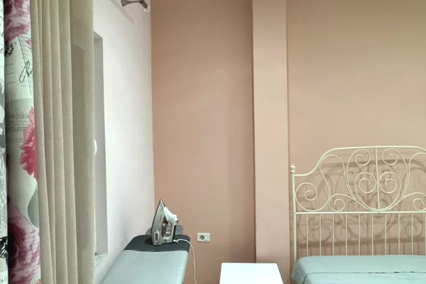 Shtepi me qera Apartament ne Tirane, 3+1, Mobilimi E mobiluar, Pagesa 650  Euro.