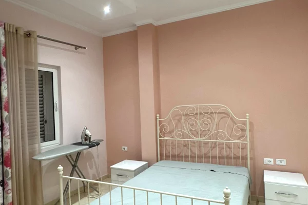 Shtepi me qera Apartament ne Tirane, 3+1, Mobilimi E mobiluar, Pagesa 650  Euro.