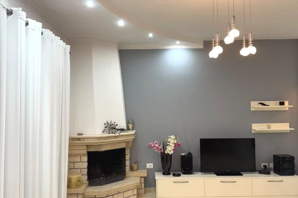Shtepi me qera Apartament ne Tirane, 3+1, Mobilimi E mobiluar, Pagesa 650  Euro.