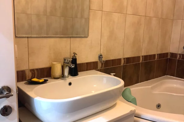 Shtepi me qera Apartament ne Tirane, 3+1, Mobilimi E mobiluar, Pagesa 650  Euro.