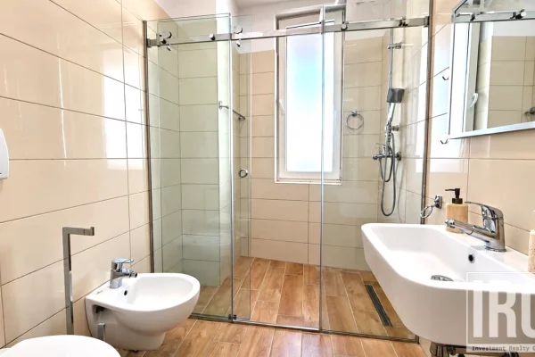 Shtepi ne shitje Apartament ne Tirane, 2+1, Mobilimi E mobiluar, Pagesa 332,000  Euro.
