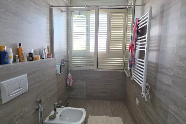 Shtepi me qera Apartament ne Tirane, 2+1, Mobilimi E mobiluar, Pagesa 17,000,000  Leke.