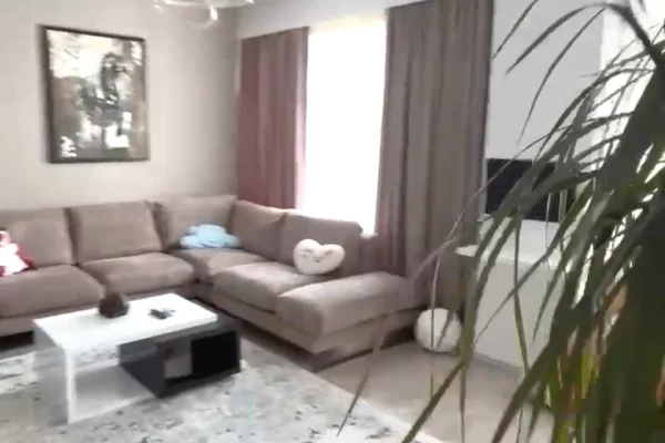 JEPET ME QIRA – APARTAMENT 1+1 | SIRI KODRA