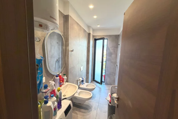 Shtepi ne shitje Apartament ne Tirane, 1+1, Mobilimi E mobiluar, Pagesa 170,000  Euro.