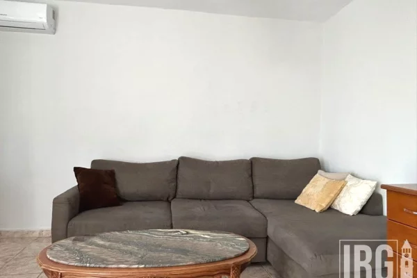 Jepet me qera apartament 1+1 përball Xhamis së Tabakëve.