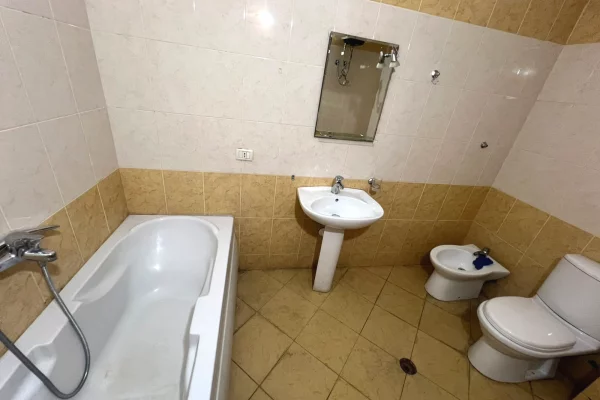 Shtepi me qera Apartament ne Tirane, 3+1, Mobilimi E mobiluar, Pagesa 60,000  Leke.