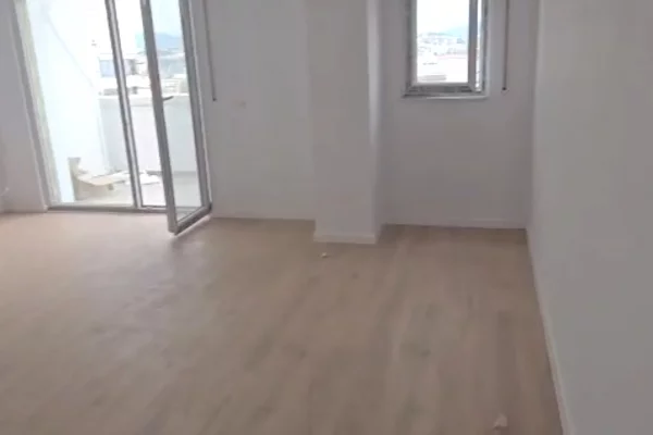 Shtepi ne shitje Apartament ne Tirane, 2+1, Mobilimi E mobiluar, Pagesa 229,000  Euro.