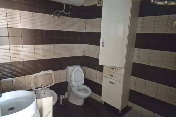 Shtepi ne shitje Apartament ne Tirane, 2+1, Mobilimi E mobiluar, Pagesa 178,000  Euro.