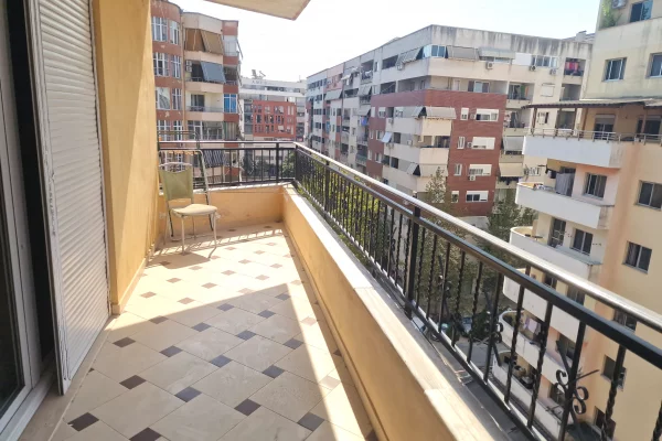 Shtepi ne shitje Apartament ne Tirane, 2+1, Mobilimi E mobiluar, Pagesa 178,000  Euro.
