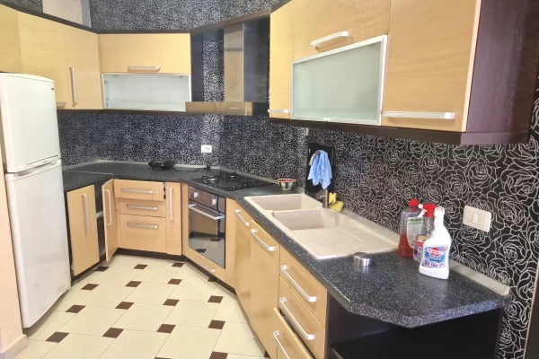 Shtepi ne shitje Apartament ne Tirane, 2+1, Mobilimi E mobiluar, Pagesa 178,000  Euro.