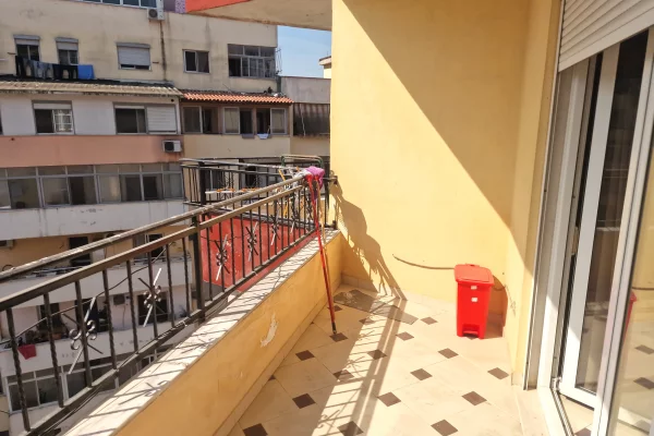 Shtepi ne shitje Apartament ne Tirane, 2+1, Mobilimi E mobiluar, Pagesa 178,000  Euro.