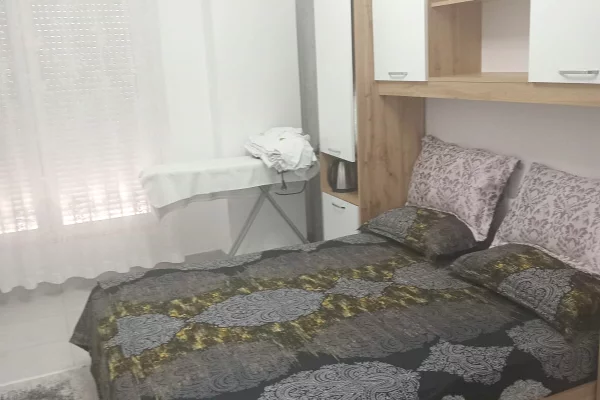 Shtepi me qera Apartament ne Tirane, 3+1, Mobilimi E mobiluar, Pagesa 50,000  Leke.