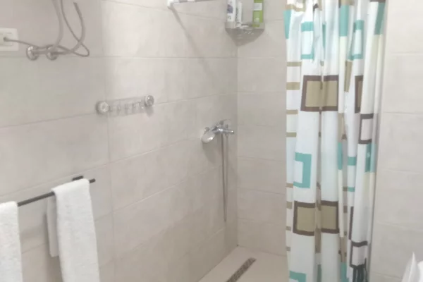 Shtepi me qera Apartament ne Tirane, 3+1, Mobilimi E mobiluar, Pagesa 50,000  Leke.