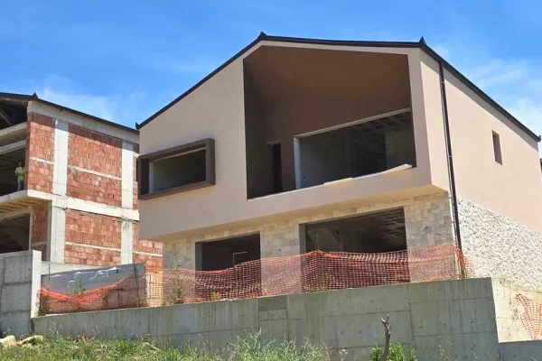 Shtepi ne shitje Vila Luksoze ne Tirane, 3+1, Mobilimi Bosh, pa mobiluar, Pagesa 520,000  Euro.