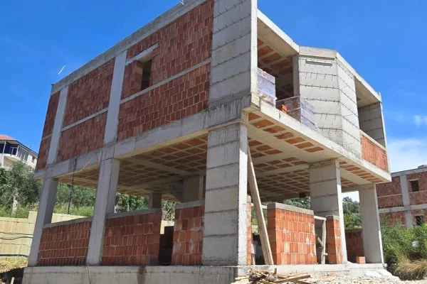 Shtepi ne shitje Vila Luksoze ne Tirane, 3+1, Mobilimi Bosh, pa mobiluar, Pagesa 520,000  Euro.