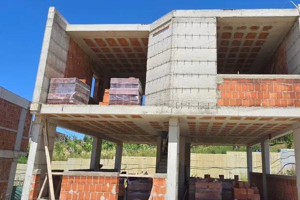 Shtepi ne shitje Vila Luksoze ne Tirane, 3+1, Mobilimi Bosh, pa mobiluar, Pagesa 520,000  Euro.