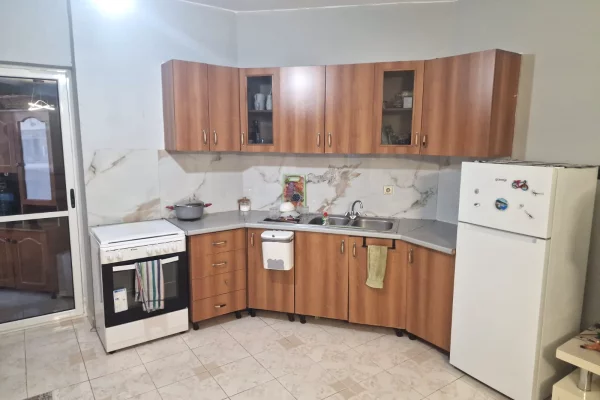 Shtepi ne shitje Apartament ne Tirane, 2+1, Mobilimi E mobiluar, Pagesa 160,000  Euro.