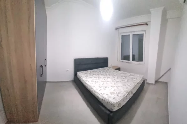 Shtepi me qera Apartament ne Tirane, 2+1, Mobilimi E mobiluar, Pagesa 65,000  Leke.