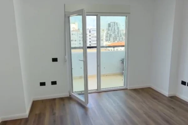 Shtepi ne shitje Apartament ne Tirane, 2+1, Mobilimi Bosh, pa mobiluar, Pagesa 18,000,000  Leke.